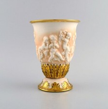 Capodimonte, Italy. Vase ancien en porcelaine avec putti en relief.