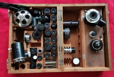 Coffret Leitz avec nombreux accessoires microscopie et microphotographie.