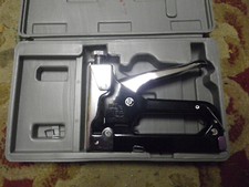 agraffeuse dans sa valisette plastique RONDY peu servi, sans accessoires