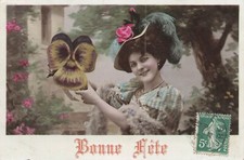 CP BONNE FETE FEMME ELEGANTE CHAPEAU FLEURS PLUMES PRESENTANT GRANDE PENSEE