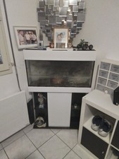 aquarium d’angle sur meuble 175 litres, de couleur noir et blanc