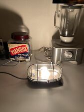 Lampe hublot en fonte et globe