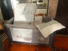 AV Lit parapluie. Complet servi une seule fois. Comprend : 1 matelas et sa houss