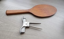 ancien tire bouchon à lamelles en alu et pelle a beurre en bois