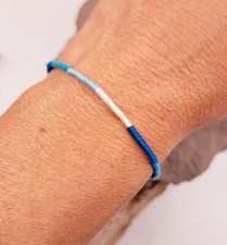 Bracelet brésilien fin en coton, vœux, amitié artisanal bleu et blanc