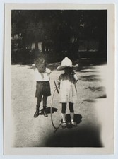 Deux enfants cerceau chapeau