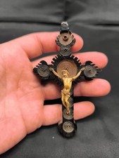 Croix En Bois Sculpté Et