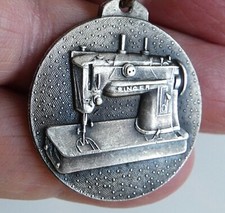 Ancien porte cle métal machine à coudre SINGER, années 60.