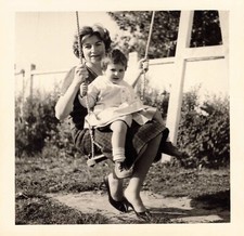 ANCIENNE PHOTOGRAPHIE 1960 MAMAN ET SON ENFANT SUR UNE BALANCOIRE