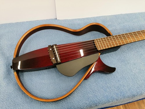 Guitare acoustique silencieuse