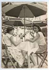 Deux jolies jeunes femmes table en terrasse, été - Photo vintage snapshot