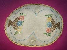 Napperon  Art déco lin brodé de fleurs en relief 28 cm x 21 cm  