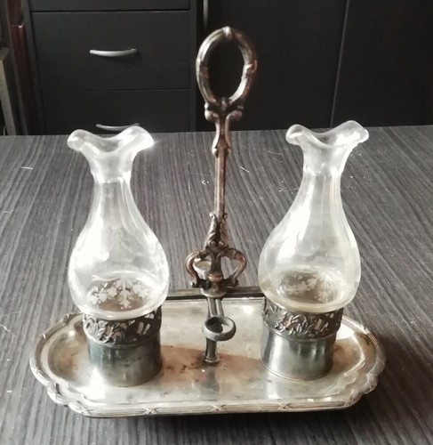 Ancien porte huilier