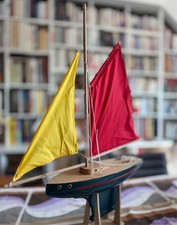 Voilier de bassin Tirot Bretagne gréement aurique avec foc et grand-voile