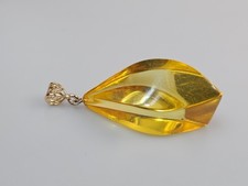 Pendentif en ambre brut