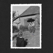 Enfants parapluie jardin