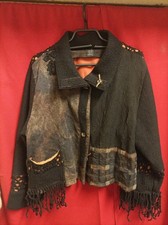 Veste bohème patchwork noire Fille des Sables – détails crochet et écossais