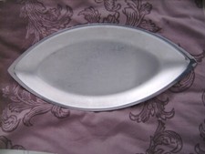 Plat ovale en inox massif 18/10 Guy Degrenne mesurant 41,5 cm X 18,5 cm