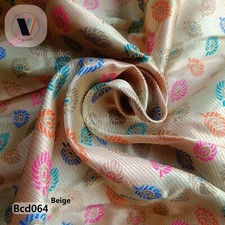 Brocart beige motif plumes