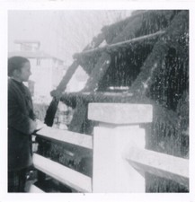 snapshot vue d'une roue à aube moulin fontaine du Vaucluse et jeune fille 1970