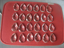 ++"546.9"LOT DE 24 GRANDES PAMPILLES EN VERRE  A FACETTES POUR LUSTRE SUSPENSION