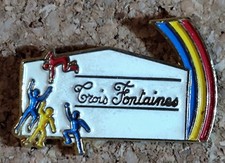 A17 Pin's Pins Pin  épinglette  SPORTS TROIS FONTAINES SIGNE