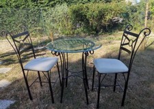 ensemble table haute en verre et chaiss en fer forgé noir / coussins crème 