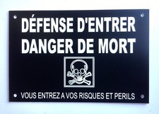 plaque, panneau "DÉFENSE D'ENTRER DANGER DE MORT...RISQUES ET PERILS" 