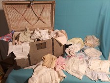 MALLE BOMBEE DE VOYAGE POUR POUPEE ANCIENNE JUMEAU OU AUTRE AVEC VÊTEMENTS