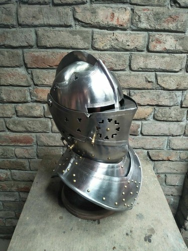 Chevalier médiéval casque