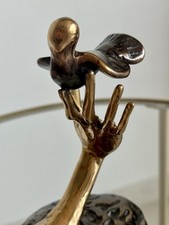 Sculpture Signée Yves Lohé - Main Tenant Un Oiseau - Laiton/bronze - Vintage