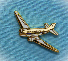 1 PIN'S / AVION DOUGLAS DC-3 CHRONIQUE AVIATION CIVILE / C-47 MILITAIRE .
