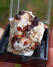 Cristaux de Grenat rouge / gangue. 100% naturel. 16 g. 30x26x18mm. Chine