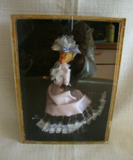 gravure de mode habillée de tissu dans cadre sous-verre