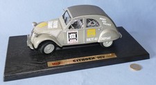 Maisto 1/18 : Citroën 2cv de 1952 (Toit fermé - Argent) "Manif Paris Mai 1968"