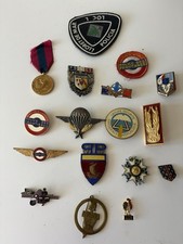 Beau Lot 17 Insignes