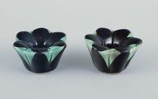 Ilse Claesson pour Rörstrand. Paire de petits chandeliers en faïence émaillée.