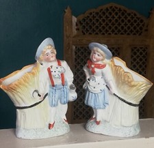 Bouquetières ancienne, couple statuettes en biscuit de porcelaine