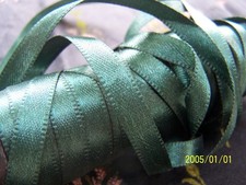 Ancien ruban en soie. Couleur vert empire.  Vendu au mètre. Réf N°165