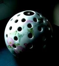 PIQUE FLEURS EN PORCELAINE DE