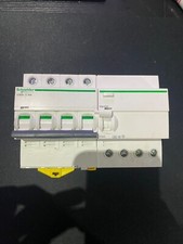 Disjoncteur triphasé