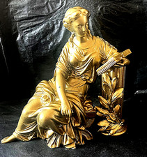 Statue jeune  femme lisant en