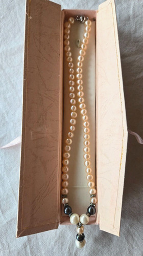 Collier perles ras - de,