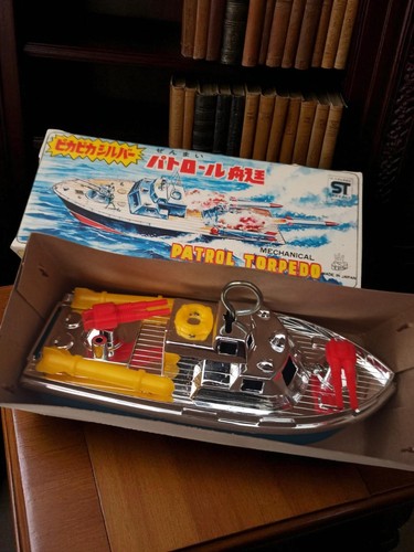 Bateau mécanique vintage