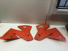 UNE ECOPE DROIT GAUCHE CARENAGE PLASTIQUE MOTO KTM 300 EXC 2000
