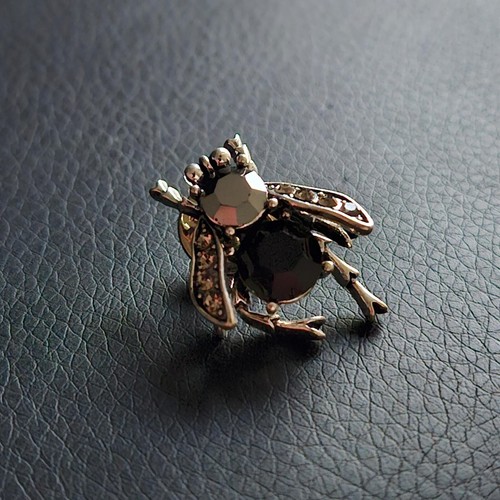 Pin mouche sertie - pin's, bijou