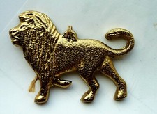 RARE FRONTON PLAQUE ANCIEN BRONZE ? METAL DORE ?  DECOR  MEUBLE / UN LION TBE