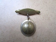 Ancienne insigne militaire de poilu ou de mineur porte veine casque médaille.