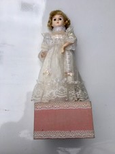 Boîte à musique poupée en porcelaine automate