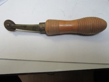 Molette de couture ancienne de cordonnier en laiton et bois
